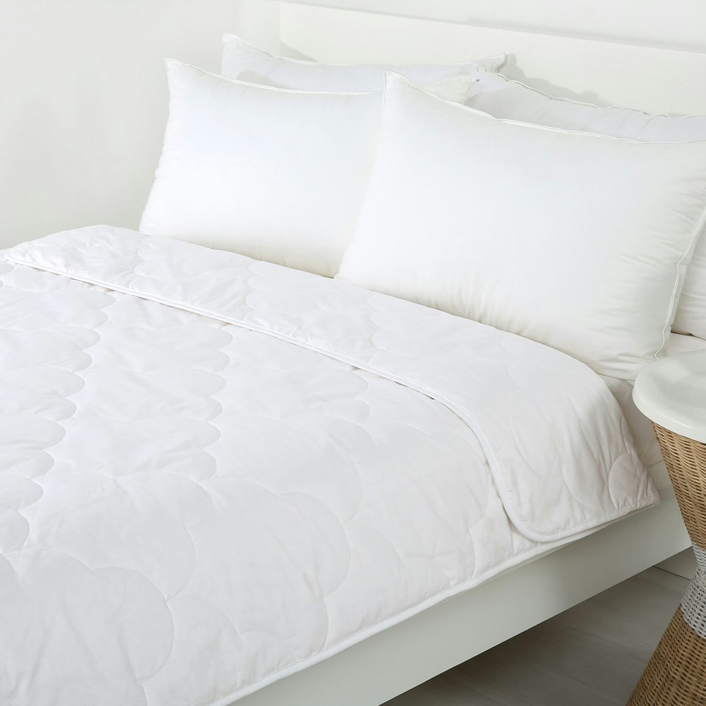 Dreamaker 280GSM Cotton Filled Quilt
