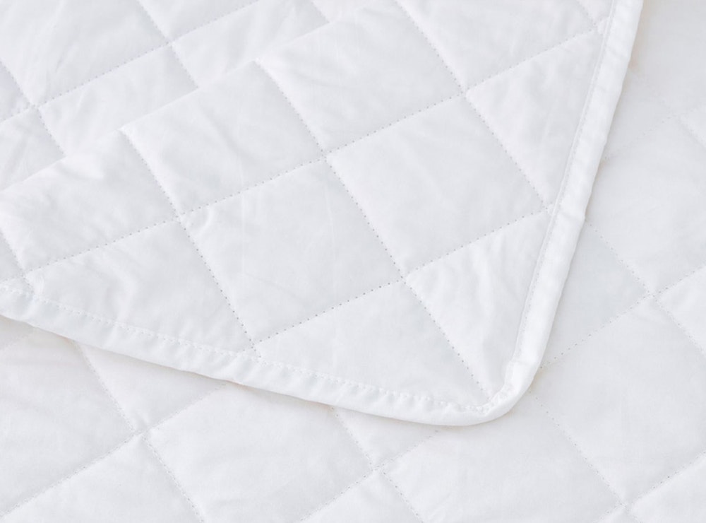 Sheridan Deluxe Goose Down and Feather Quilt Quilt