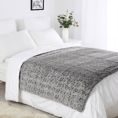 Dreamaker Faux Chinchilla Weighted Blanket