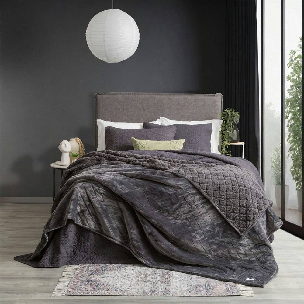 Renee Taylor Heston 480 GSM Ultra Soft Velvet Sherpa Blanket