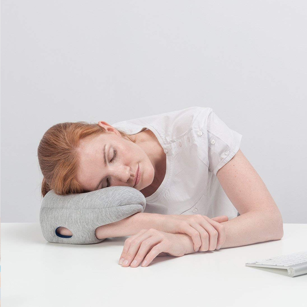 Travel pillow with outlet hands