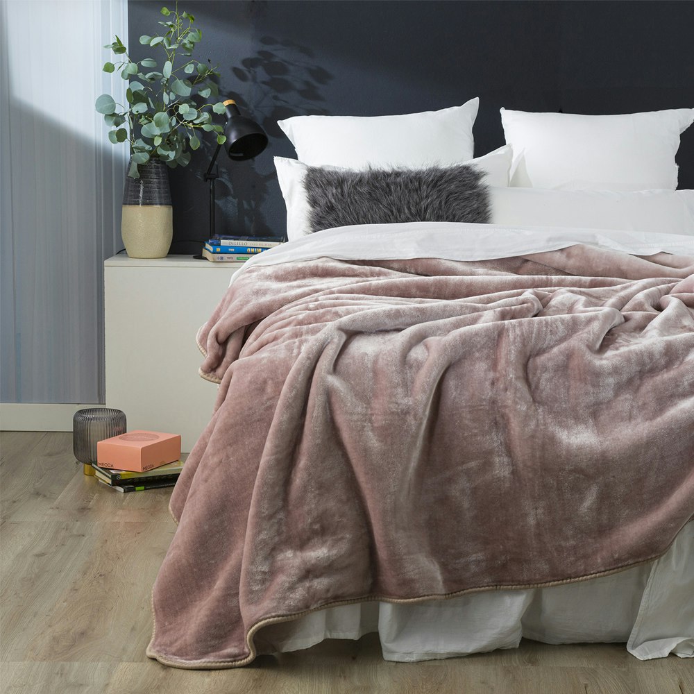 Renee Taylor Heavy Weight Acrylic Mink Blanket Rose