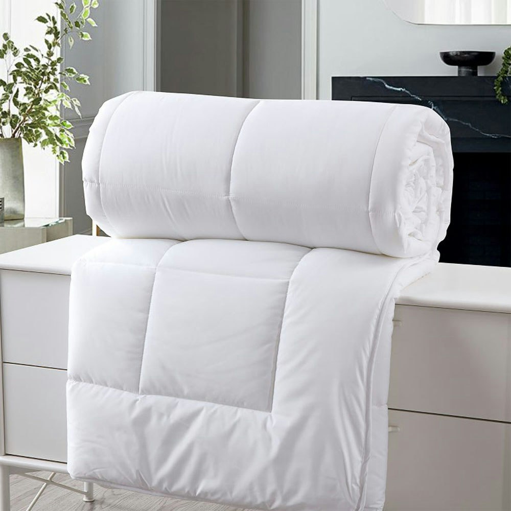 Deluxe Lightweight Silk Blend Quilt 260gsm Lifestyle
