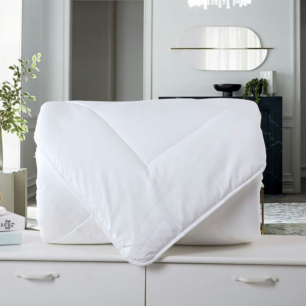 Deluxe Lightweight Silk Blend Quilt 260gsm Lifestyle 2