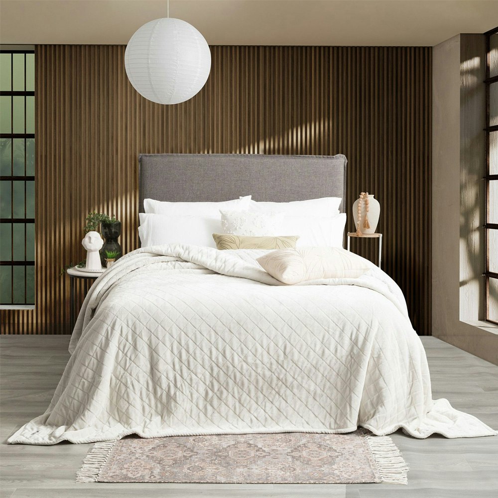 Renee Taylor Heston 480 GSM Ultra Soft Velvet Sherpa Blanket