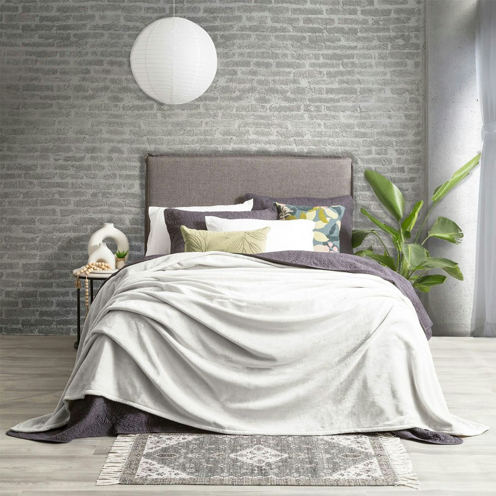 Renee Taylor Heston 380 GSM Ultra Soft Velvet Blanket