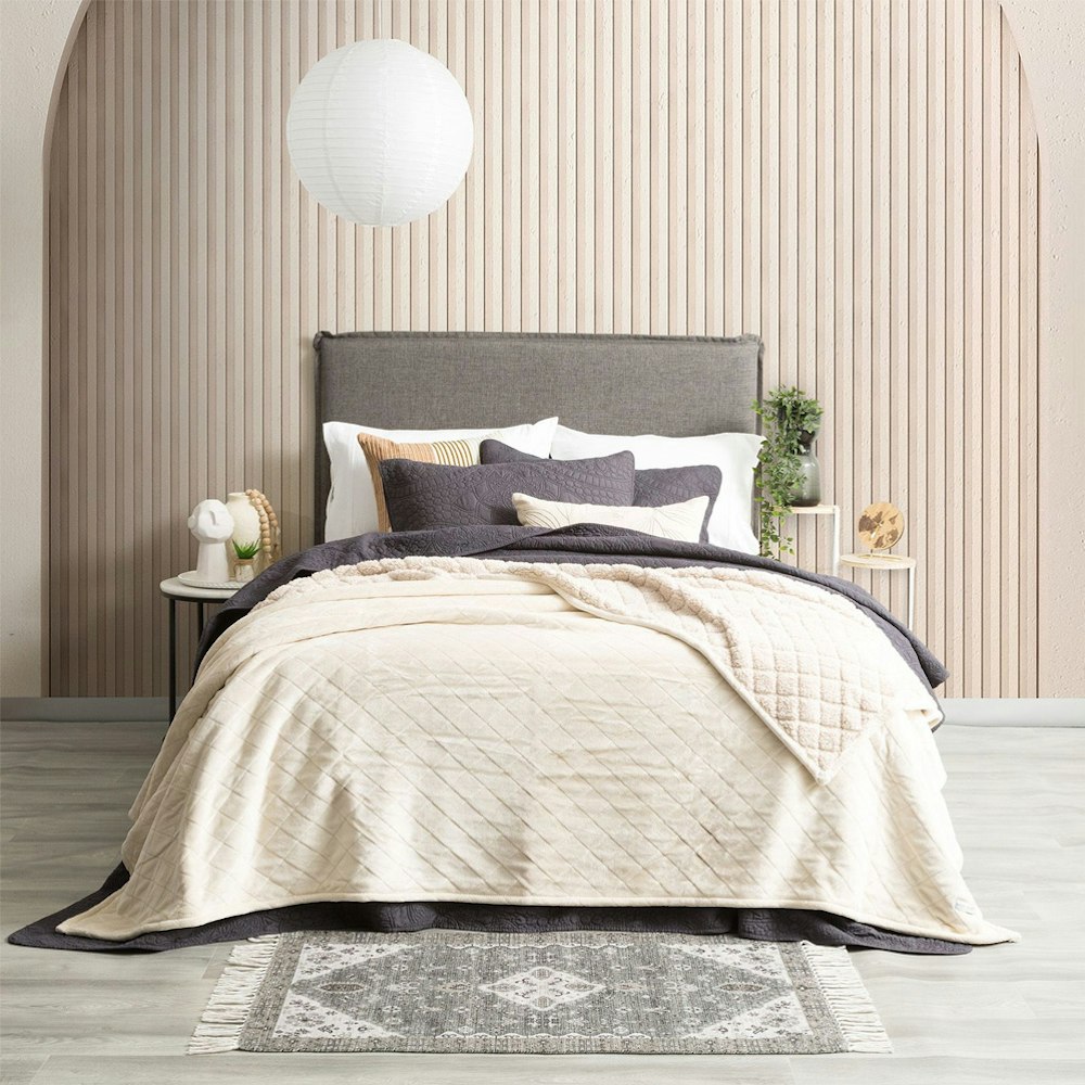 Renee Taylor Heston 480 GSM Ultra Soft Velvet Sherpa Blanket