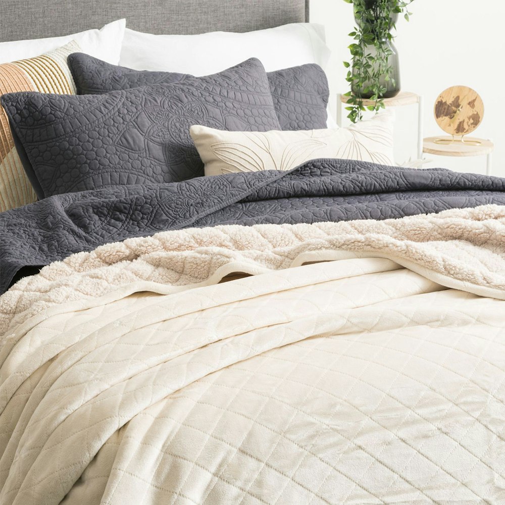 Renee Taylor Heston 480 GSM Ultra Soft Velvet Sherpa Blanket